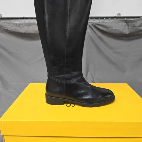 BOXED PAIR OF STRIVE BLOOMSBURY BOOTS IN BLACK - 7
