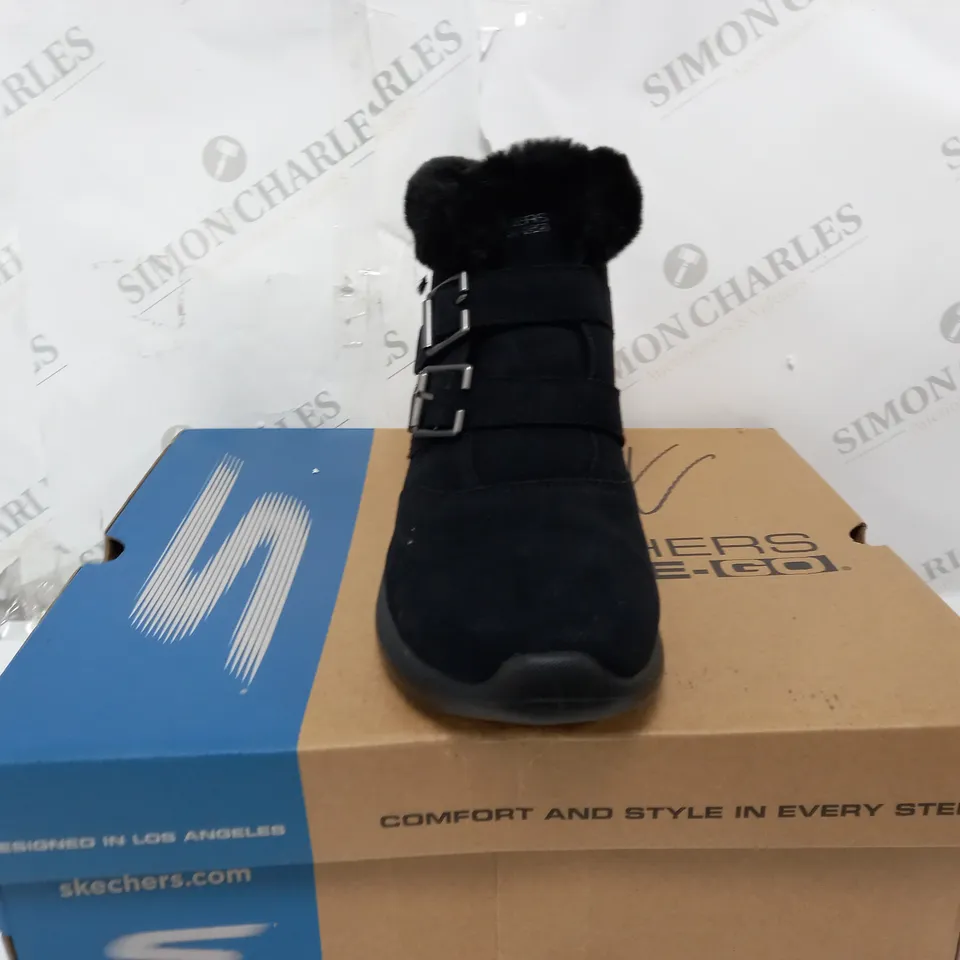 SKETCHERS ON THE GO WINTER FLING BOOT SIZE 6.5