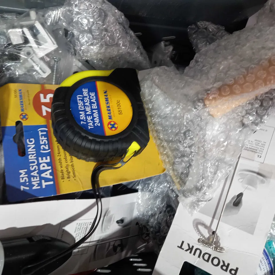 BOX OF APPROXIMATELY 10 ASSORTED HOUSEHOLD ITEMS TO INCLUDE CARESOLE CIRCA KNEE SUPPORT, BYRON & BROWN FINE LEATHER CARD HOLDER, DEXCOM G6 SENSOR, ETC