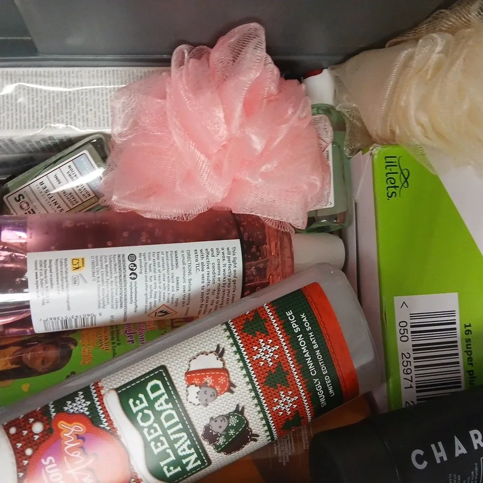 APPROXIMATELY 12 ASSORTED COSMETIC ITEMS INCLUDING VARIOUS MAKES AND BRANDS - COLLECTION ONLY