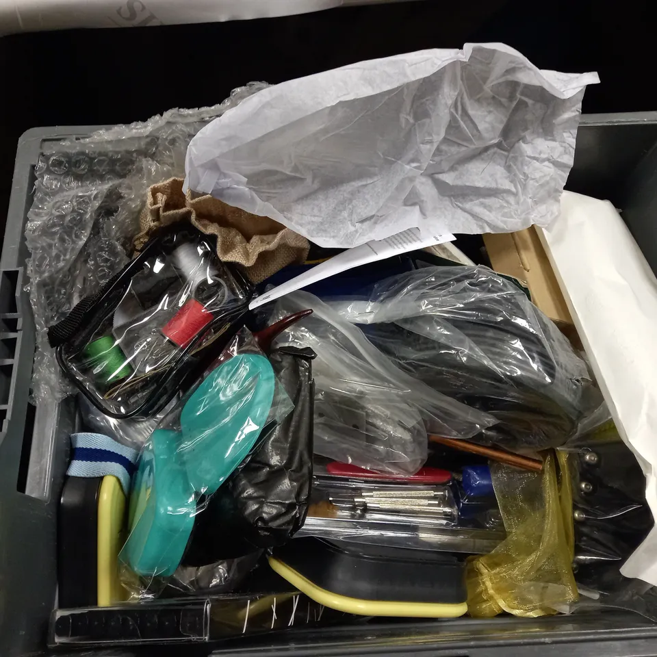 LOT OF APPROX 20 HOUSEHOLD ITEMS TO INCLUDE SKY TV REMOTE, BRAMCH CUTTERS AND A SHOWER HEAD 