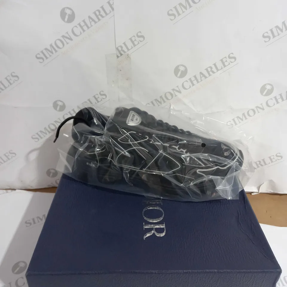 BOXEC PAIR OF DIOR B30 SIZE 44 BLACK TRAINER