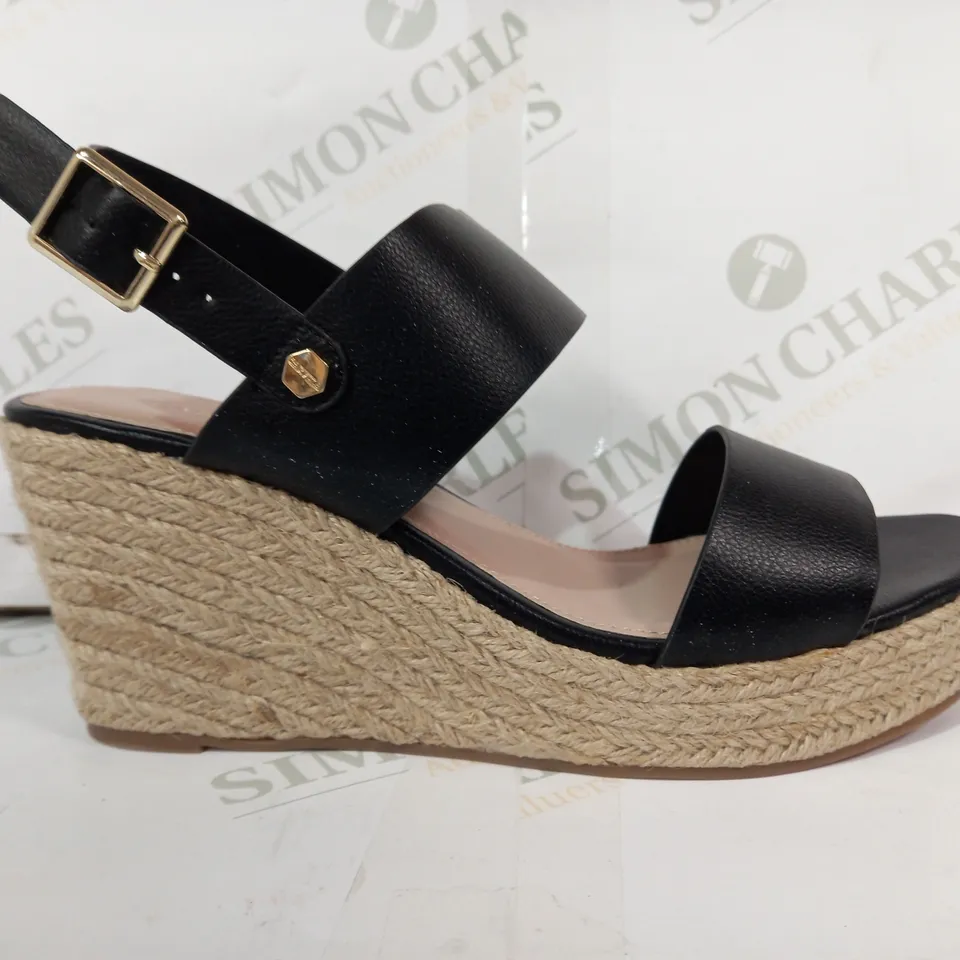 BOXED PAIR OF CARVELA OPEN TOE WEDGE SANDALS IN BLACK EU SIZE 38