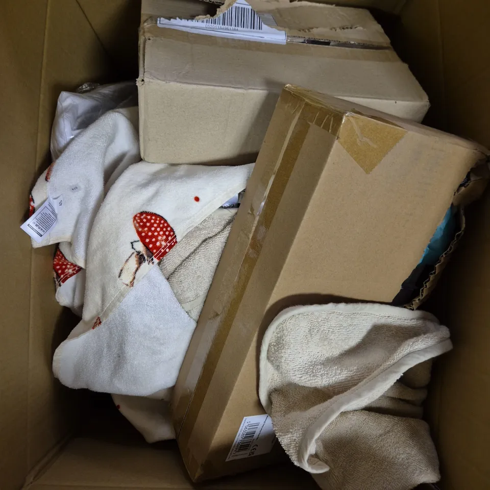 BOX OF APPROXIMATELY 10 ASSORTED BEDDING & SOFT FABRICS ITEMS TO INCLUDE - DUVET SETS - FITTED SHEETS - ETC