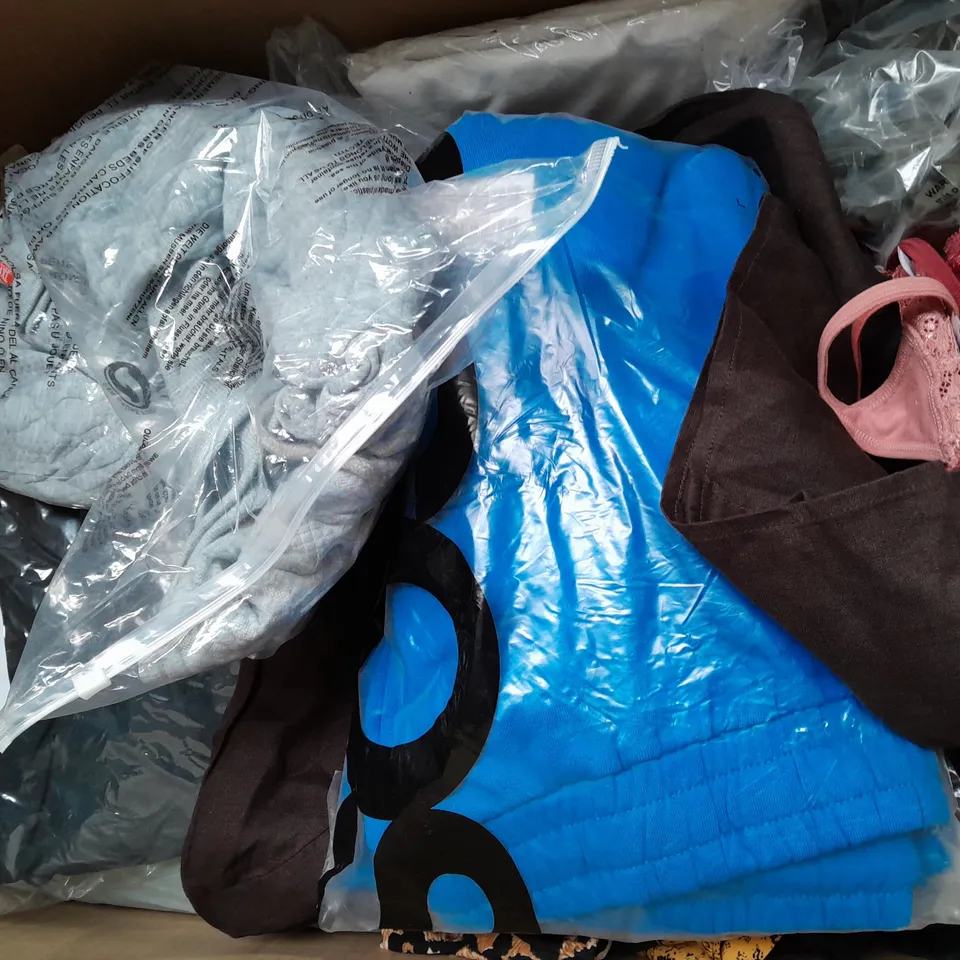 BOX OF APPROXIMATELY 20 ASSORTED CLOTHING ITEMS TO INCLUDE - JEANS , TRUNKS , HAT ETC