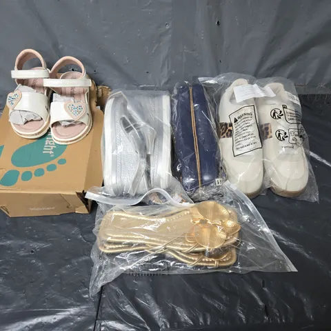 APPROXIMATELY 12 ASSORTED PAIRS OF SHOES AND FOOTWEAR ITEMS IN VARIOUS STYLES AND SIZES TO INCLUDE WALKRIGHT, SPORT TRENDS EQUIPMENT, PEDAG, ETC