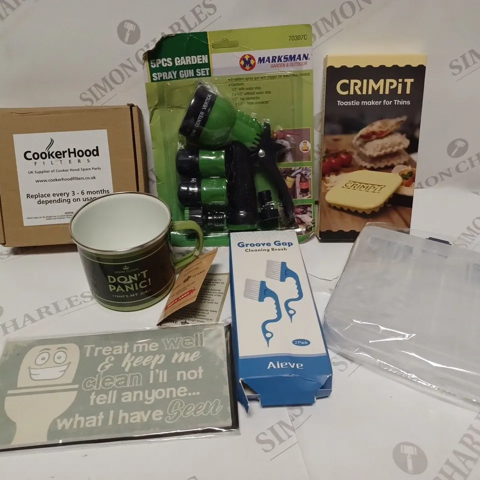 BOX OF APPROXIMATELY 10 ASSORTED HOUSEHOLD PRODUCTS TO INCLUDE GARDEN SPRAY GUN SET, CRIMPIT TOASTIE MAKER, GROOVE GAP CLEANING BRUSH ETC 