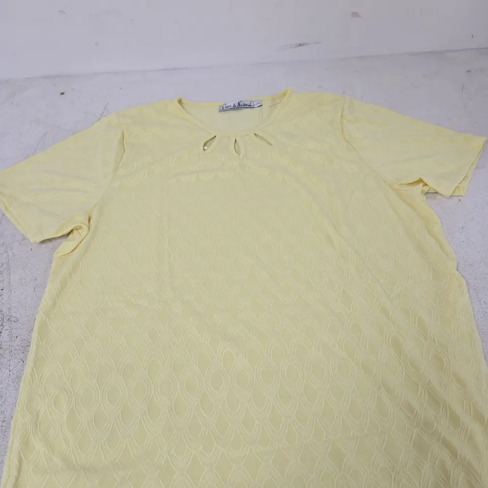LADIES & NATURAL NOTCH-NECK SHORT-SLEEVE TOP – UK 22/24, YELLOW, TEXTURED PATTERN