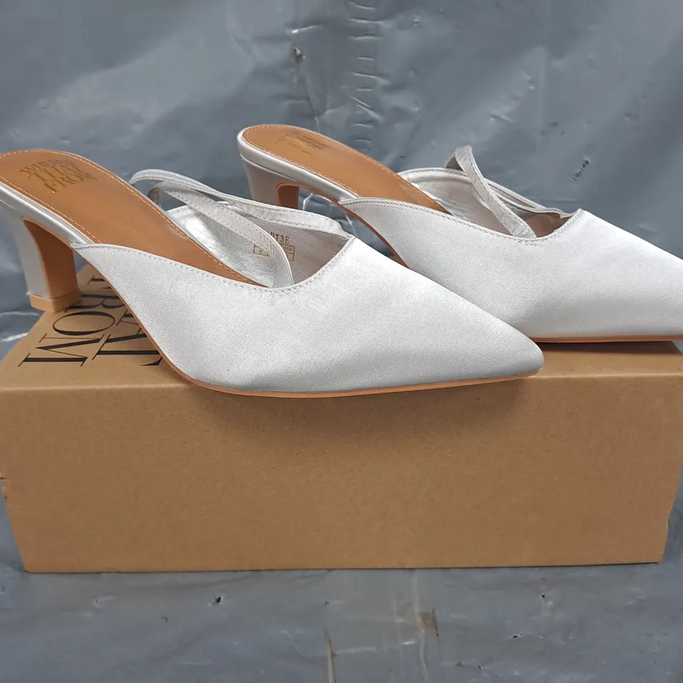 BOXED PAIR OF WHERE'S THAT FROM POINTED TOE HEELED SHOES IN SILVER SIZE UK 6