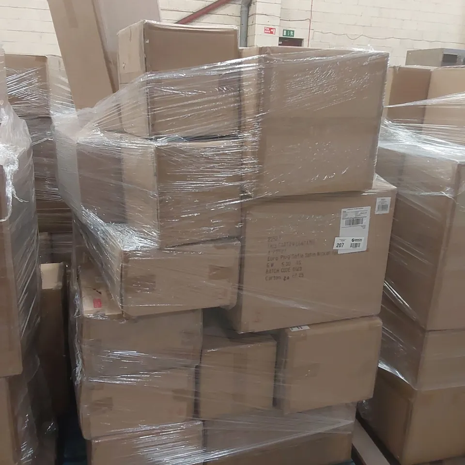 PALLET CONTAINING A VERY LARGE QUANTITY OF ASSORTED DESIGNER LIGHTING ITEMS INCLUDING: EURO ANGUS GEOMETRIC COPPER BASE TABLE LAMP WHITE SHADE, EURO PLUG SOFIA SATIN NICKEL TOUCH TABLE LAMP ECT