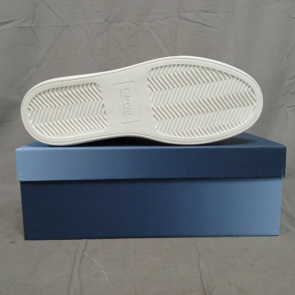 BOXED PAIR OF CLEENS LUXOR TRAINERS IN NAVY/WHITE SIZE UK 10