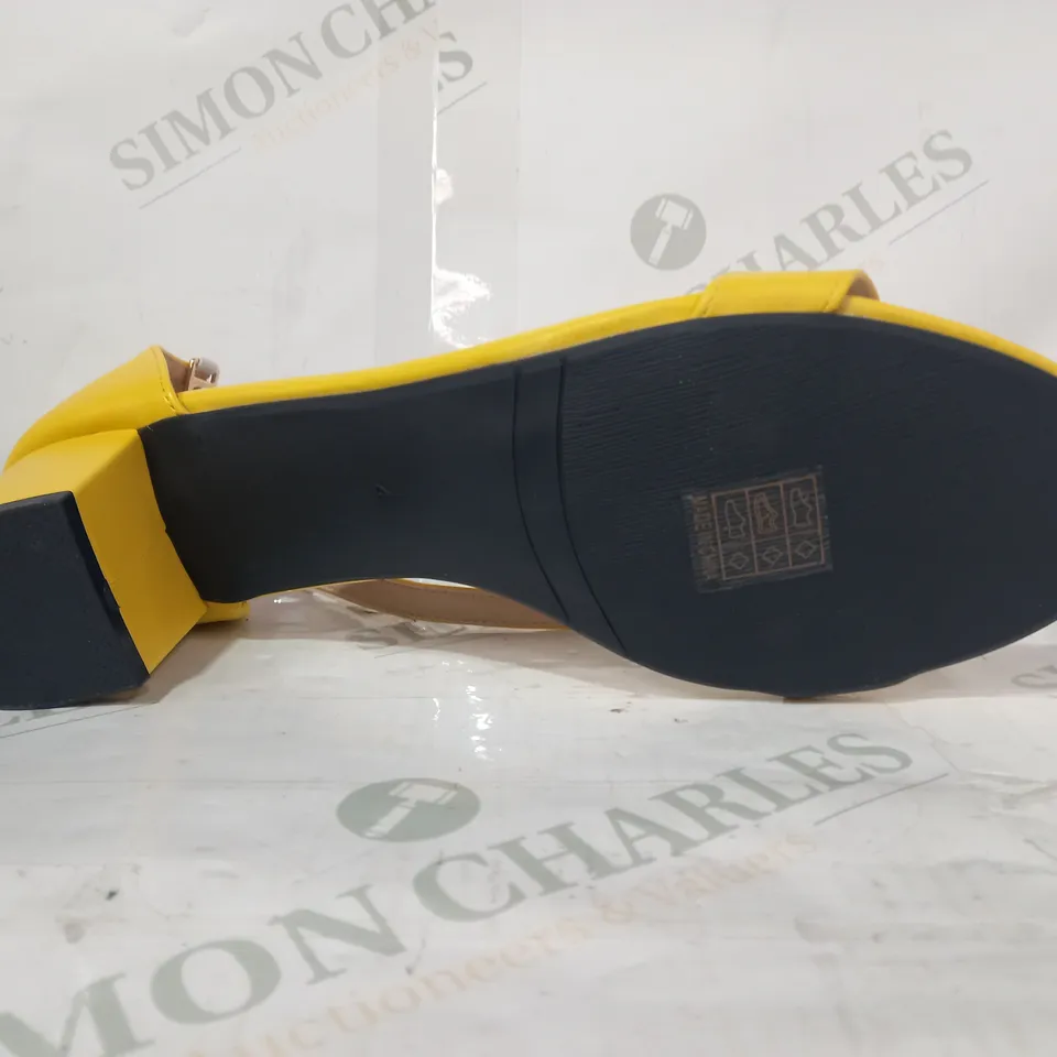 PAIR OF DESIGNER OPEN TOE LOW BLOCK HEEL SANDALS IN YELLOW EU SIZE 41