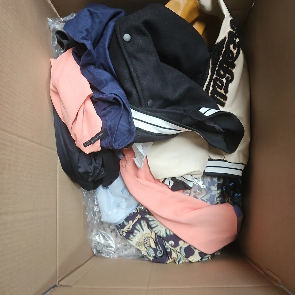 BOX OF APPROXIMATELY 20 ASSORTED CLOTHING ITEMS TO INCLUDE NORTH FACE GLOVES, FLAT CAP, STRIPED POLO SHIRT, WHITE JEAN SHIRT ETC
