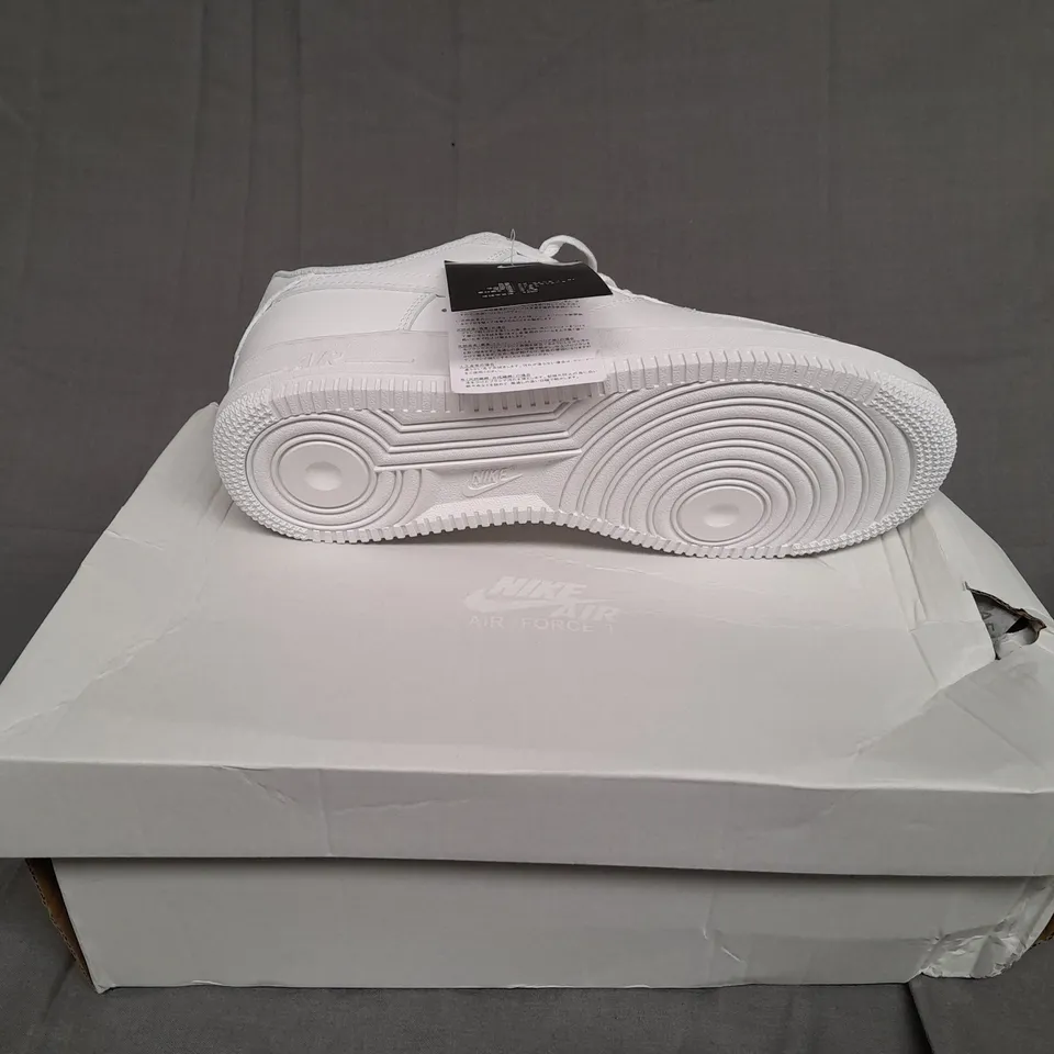 BOXED PAIR OF NIKE AIR FORCE 1 WHITE SIZE UK 7 