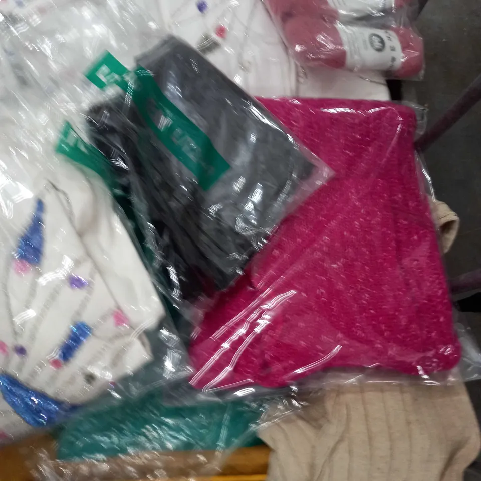 LOT OF APPROXIMATELY 15 ASSORTED CLOTHING ITEMS - VARIOUS SIZES