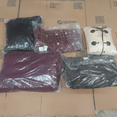 PALLET CONTAINING APPROXIMATELY 120x BRAND NEW ASSORTED DESIGNER CLOTHING ITEMS INCLUDING: JD WILLIAMS JACKETS, SIMPLY BE JACKETS ECT