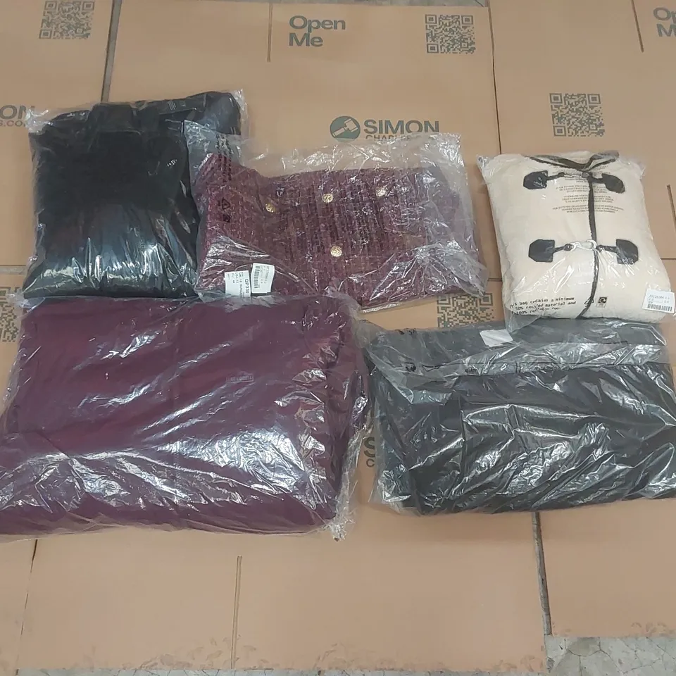 PALLET CONTAINING APPROXIMATELY 120x BRAND NEW ASSORTED DESIGNER CLOTHING ITEMS INCLUDING: JD WILLIAMS JACKETS, SIMPLY BE JACKETS ECT