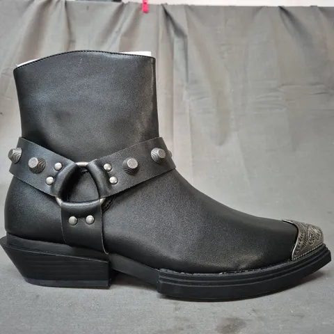 BOXED PAIR OF KOI SOULRENDER MEN'S HARDWARE COWBOY BOOTS IN BLACK/ANTIQUE SILVER UK SIZE 9