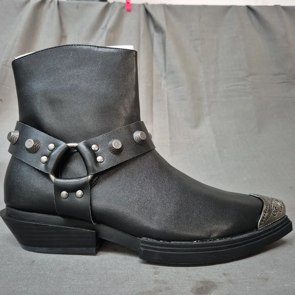 BOXED PAIR OF KOI SOULRENDER MEN'S HARDWARE COWBOY BOOTS IN BLACK/ANTIQUE SILVER UK SIZE 9