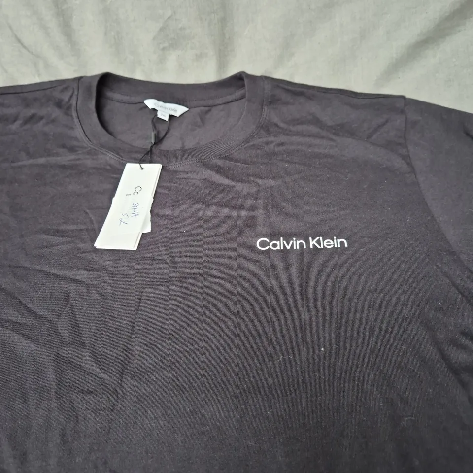 CALVIN KLEIN SLOGAN TEE - SIZE 2XL