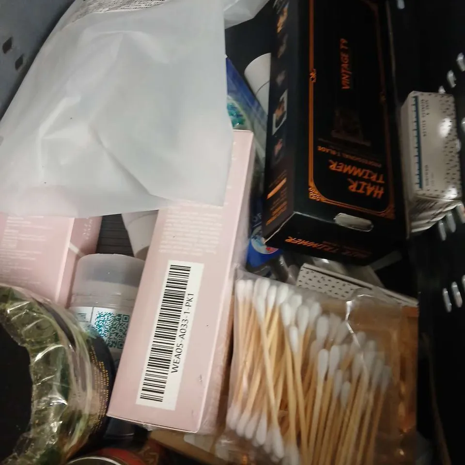 APPROXIMATEY 20 ASSORTED HEALTH AND BEAUTY PRODUCTS TO INCLUDE - BULLDOG SENSITIVE SHAVE GEL - ANTHONY FACIAL SCRUB - GRUUM TAN EXTENDING MOISTURISER - ETC