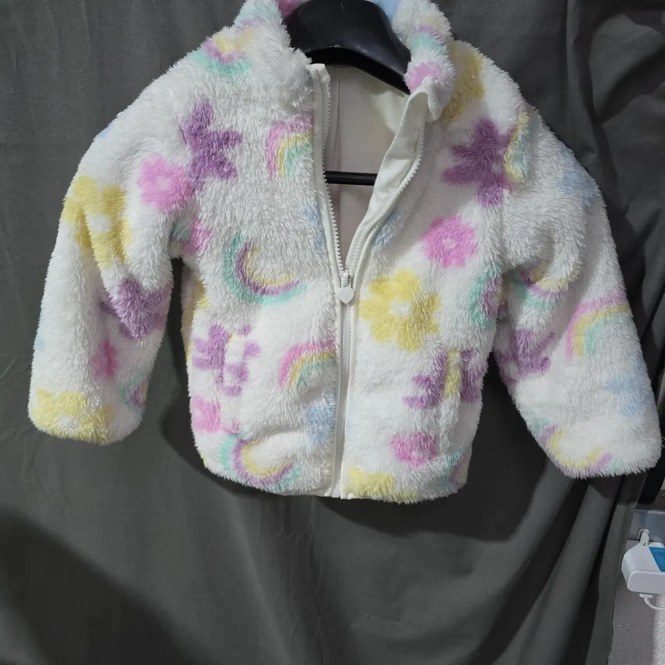 BOX OF APPROXIMATELY 25 KIDS CLOTHING ITEMS INCLUDING:WHITE FUR COAT WITH STARS, BLUE PUFFER AND PINK RAINCOAT