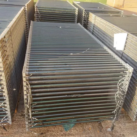 PALLET CONTAINING A LARGE QUANTITY OF SOLYNDRA 200W SOLAR PANELS