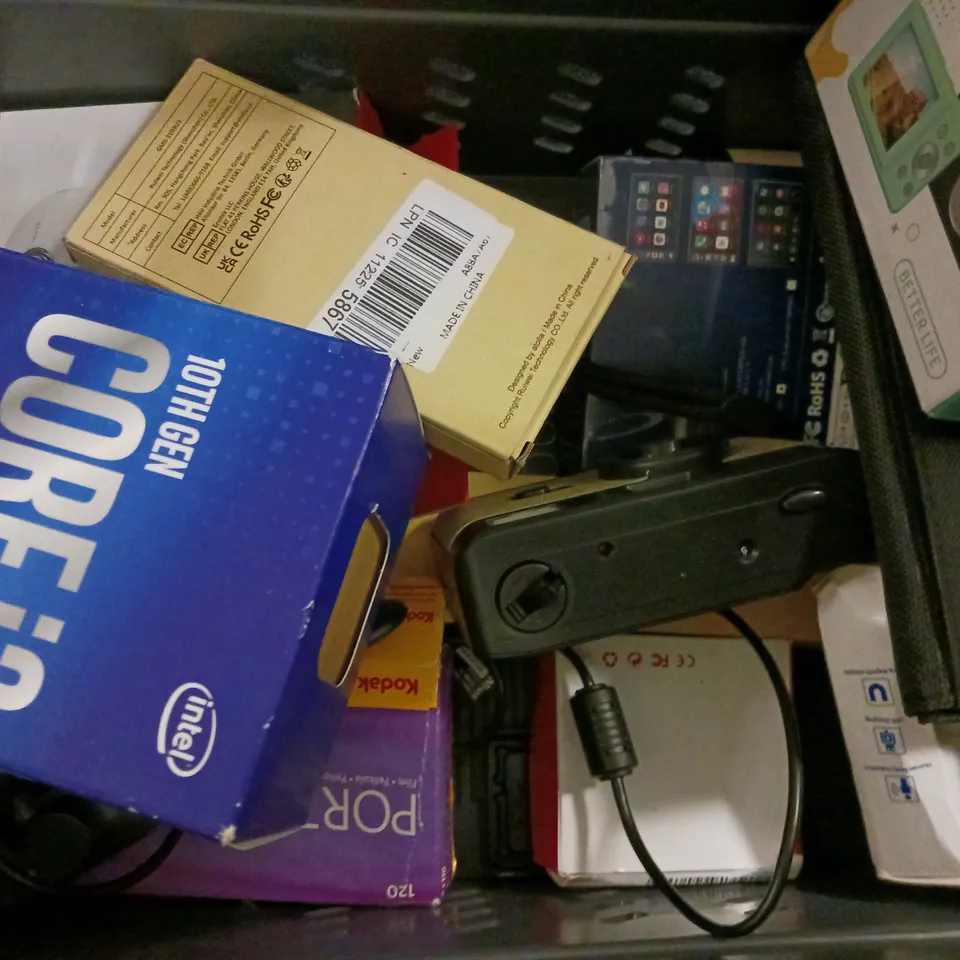 BOX OF APPROXIMATELY 12 ASSORTED ITEMS TO INCLUDE - DIGITAL MULTIMETER , VTECH KIDI ZOOM PRINT CAM , COB WORK LIGHT ETC