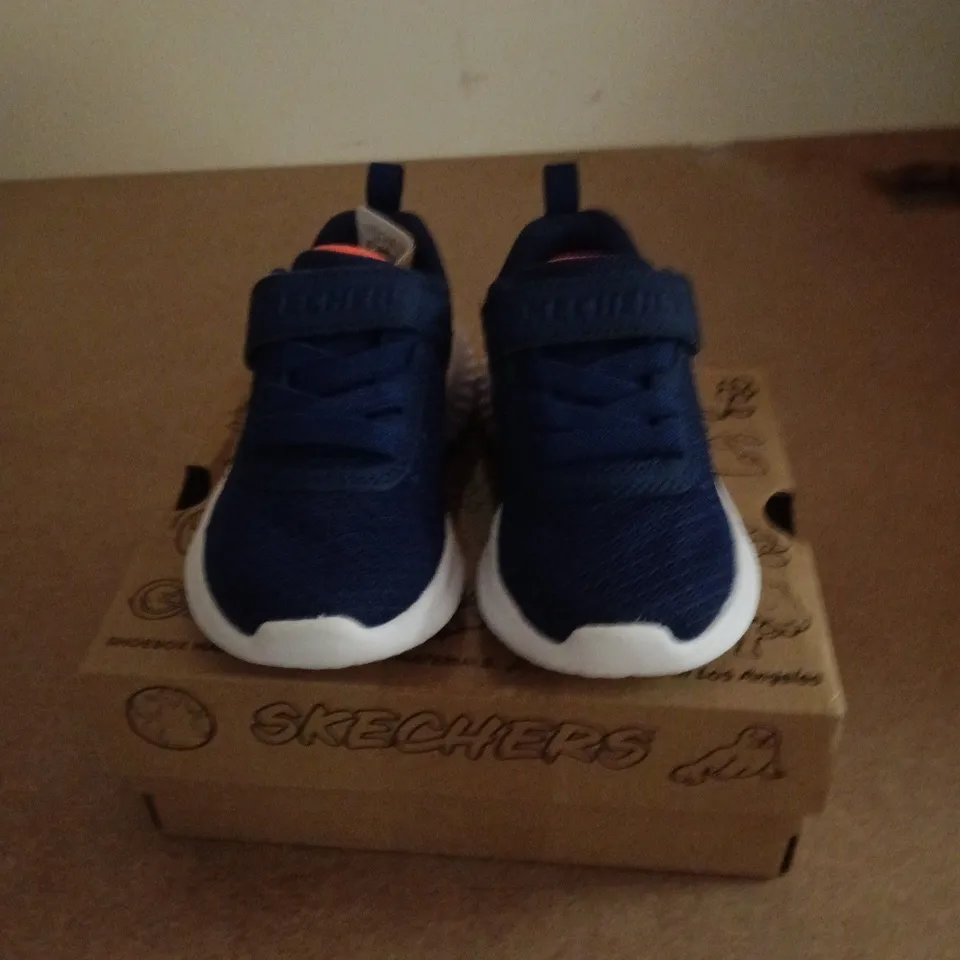 BOXED PAIR OF SKECHERS KIDS BOUNDER BARONIK TRAINERS IN NAVY - UK 6