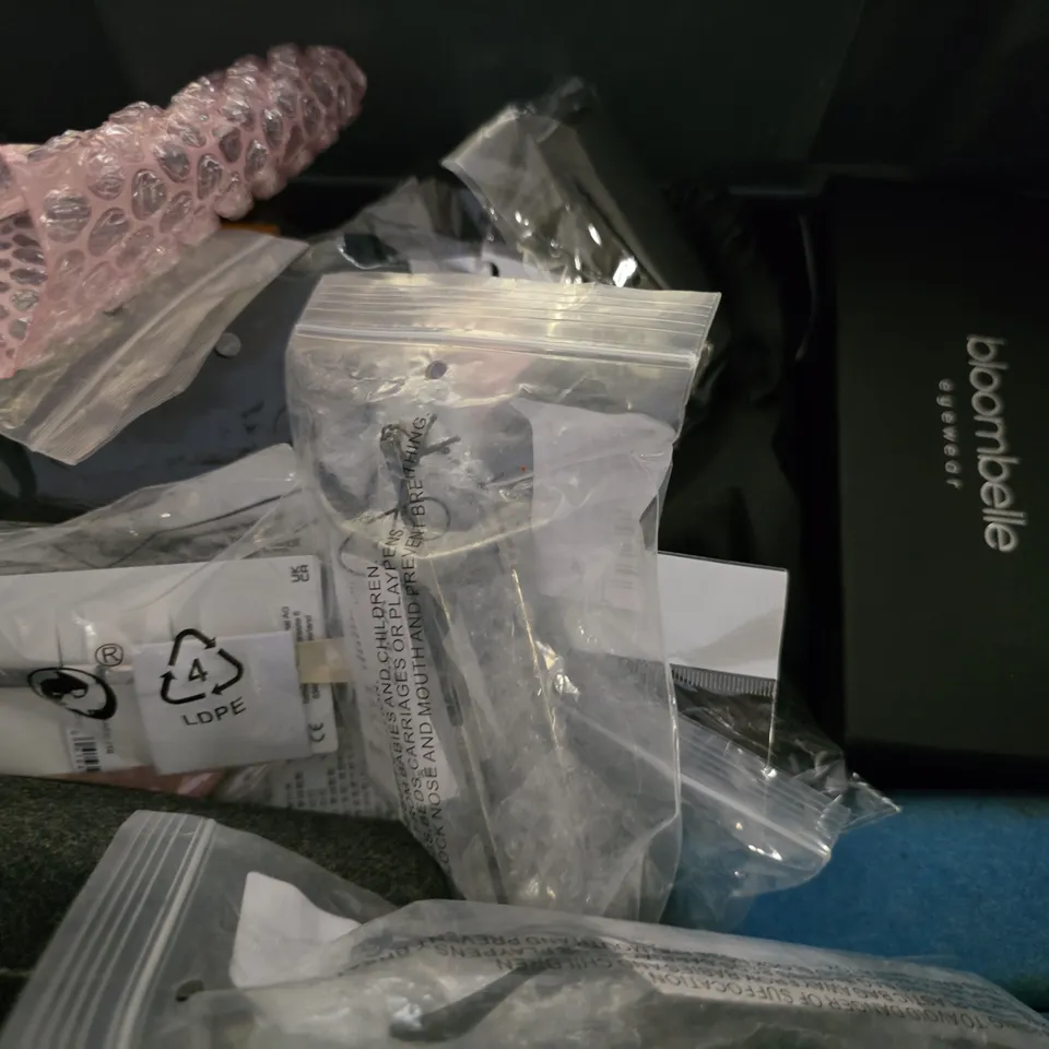 APPROXIMATELY 12 ASSORTED VISION CARE ITEMS TO INCLUDE - SUNGLASSES , CARRY CASES , GOGGLES  