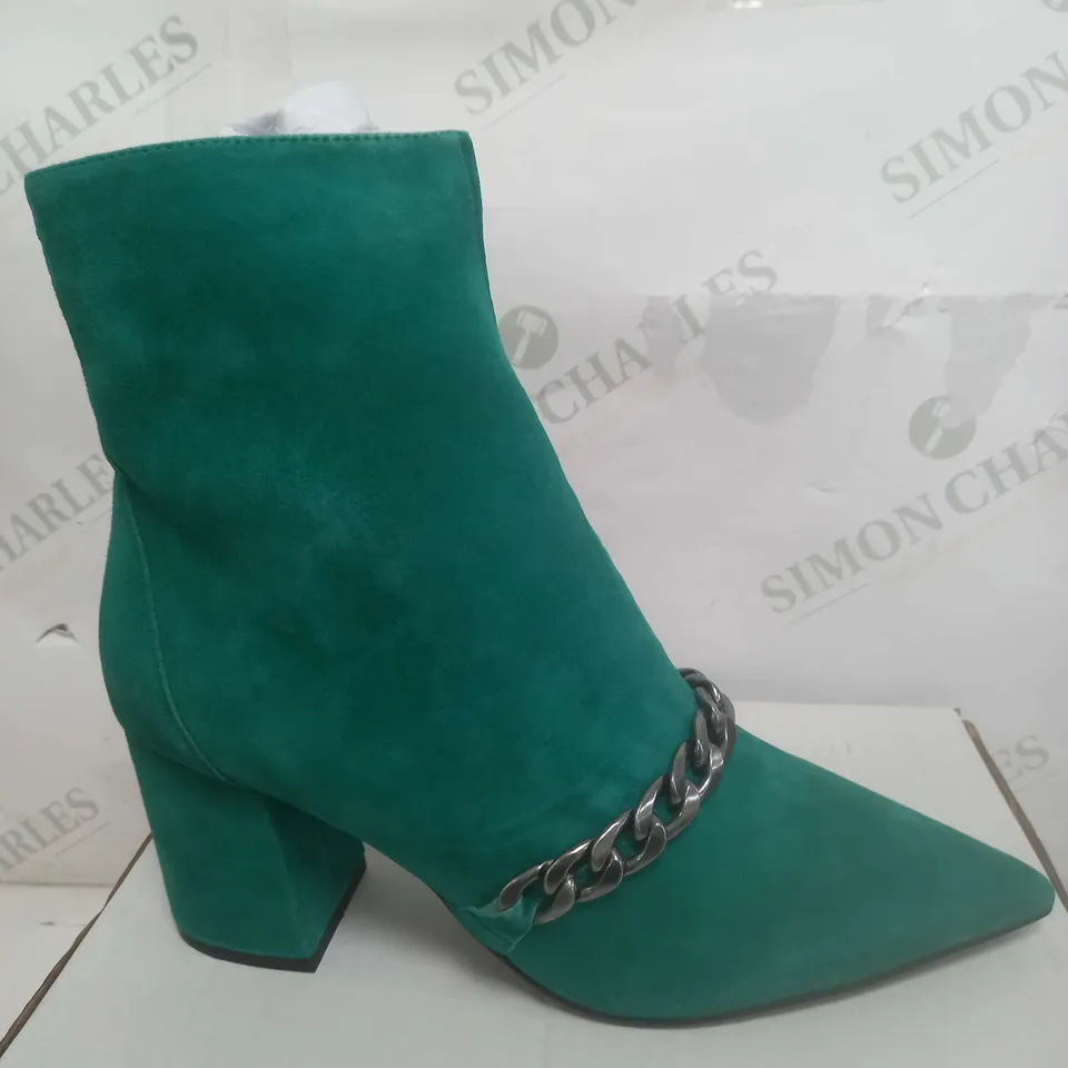 BEN DE LISI CHAIN LINK SUEDE ANKLE BOOT SIZE 7 IN GREEN 