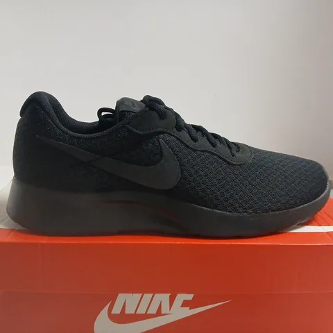 BOXED PAIR OF NIKE TANJUN RUNNING SHOES – UK SIZE 7
