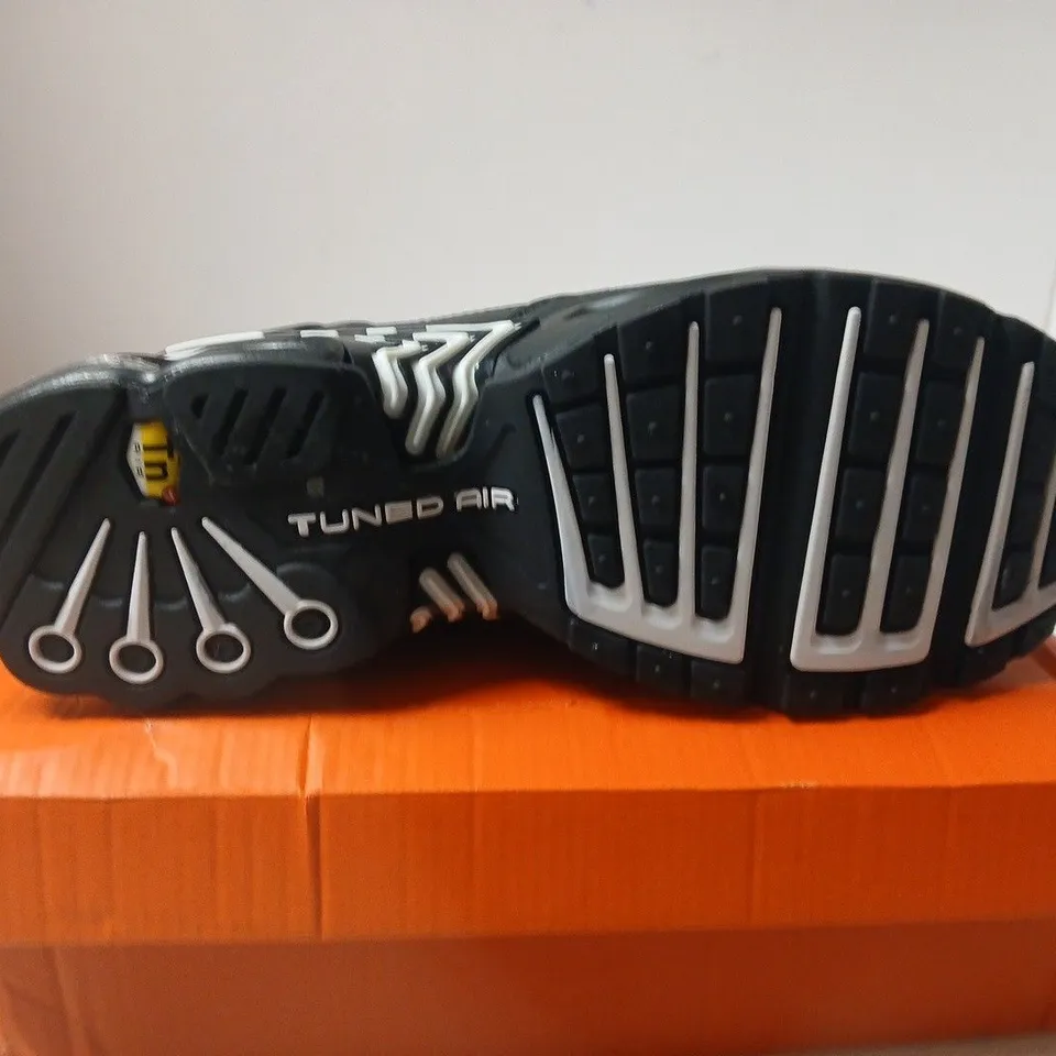 BOXED PAIR OF NIKE AIR MAX PLUS III – MEN'S UK 9 