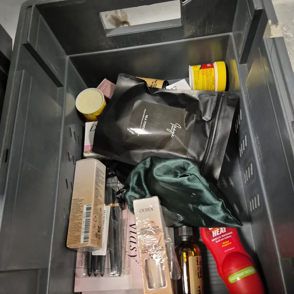 APPROXIMATELY 20 HEALTH AND BEAUTY PRODUCTS TO INCLUDE ELF TOTAL FACE SPONGE, DOVE SOAP AND GILLETTE VENUS BLADES
