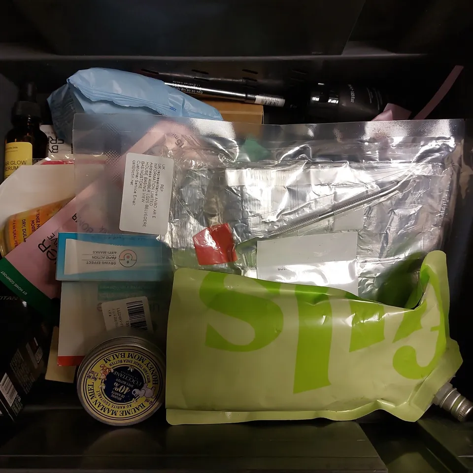 BOX OF APPROX 20 COSMETIC ITEMS TO INCLUDE JOHNSONS BABY SHAMPOO, RADOW BATH SOAK AND CELLEAU ELIXIR BEARD OIL