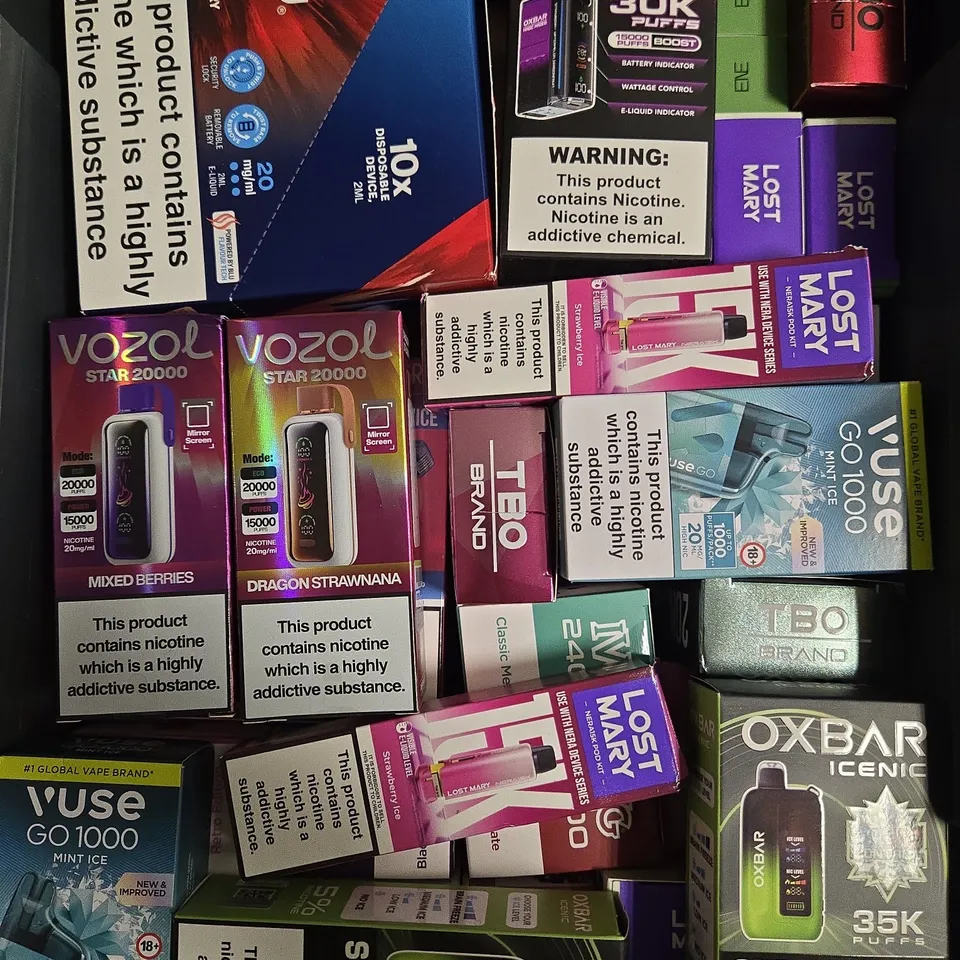 APPROXIMATELY 20 ASSORTED E-CIGARETTE & VAPING ITEMS IN VARIOUS BRANDS 