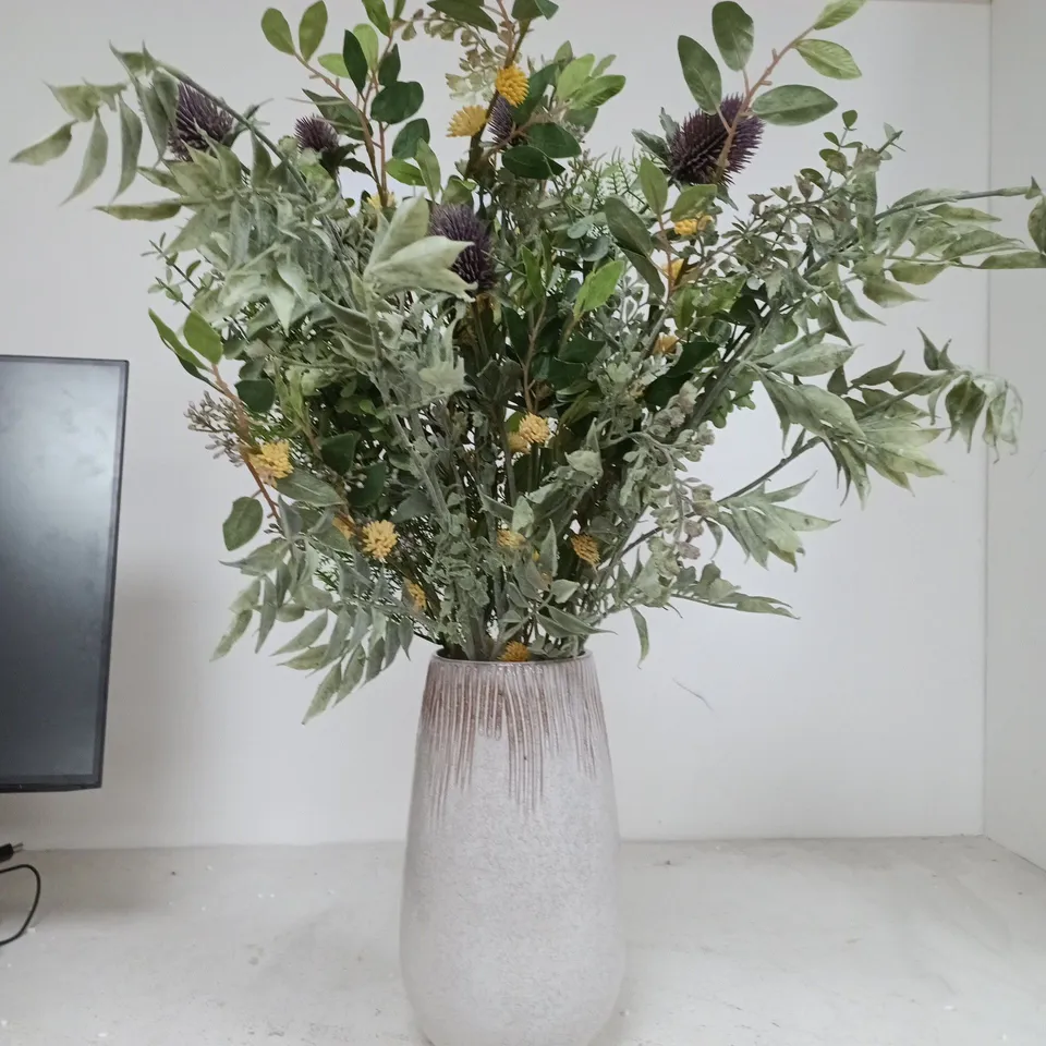 ARTIFICIAL FLORAL ARRANGEMENT IN SPECKLED CERAMIC VASE