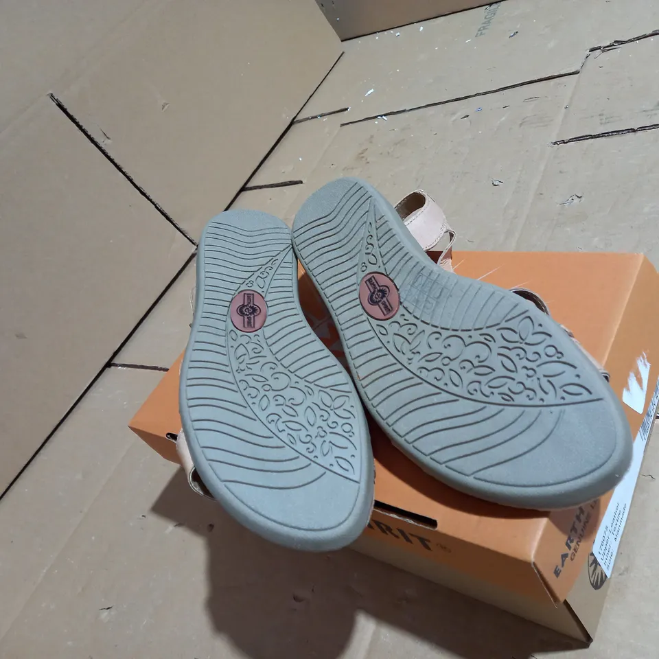EARTH SPIRIT CUIR VERITAVLE WYATT HONEY SANDAL SIZE 7 