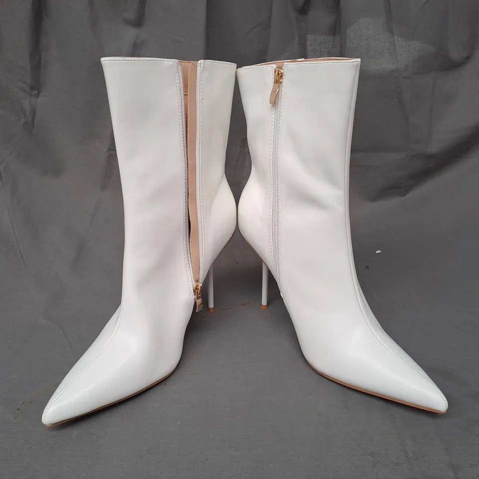 BOXED PAIR OF PRETTY LITTLE THING POINTED TOE MID HEEL ANKLE BOOTS IN WHITE UK SIZE 7