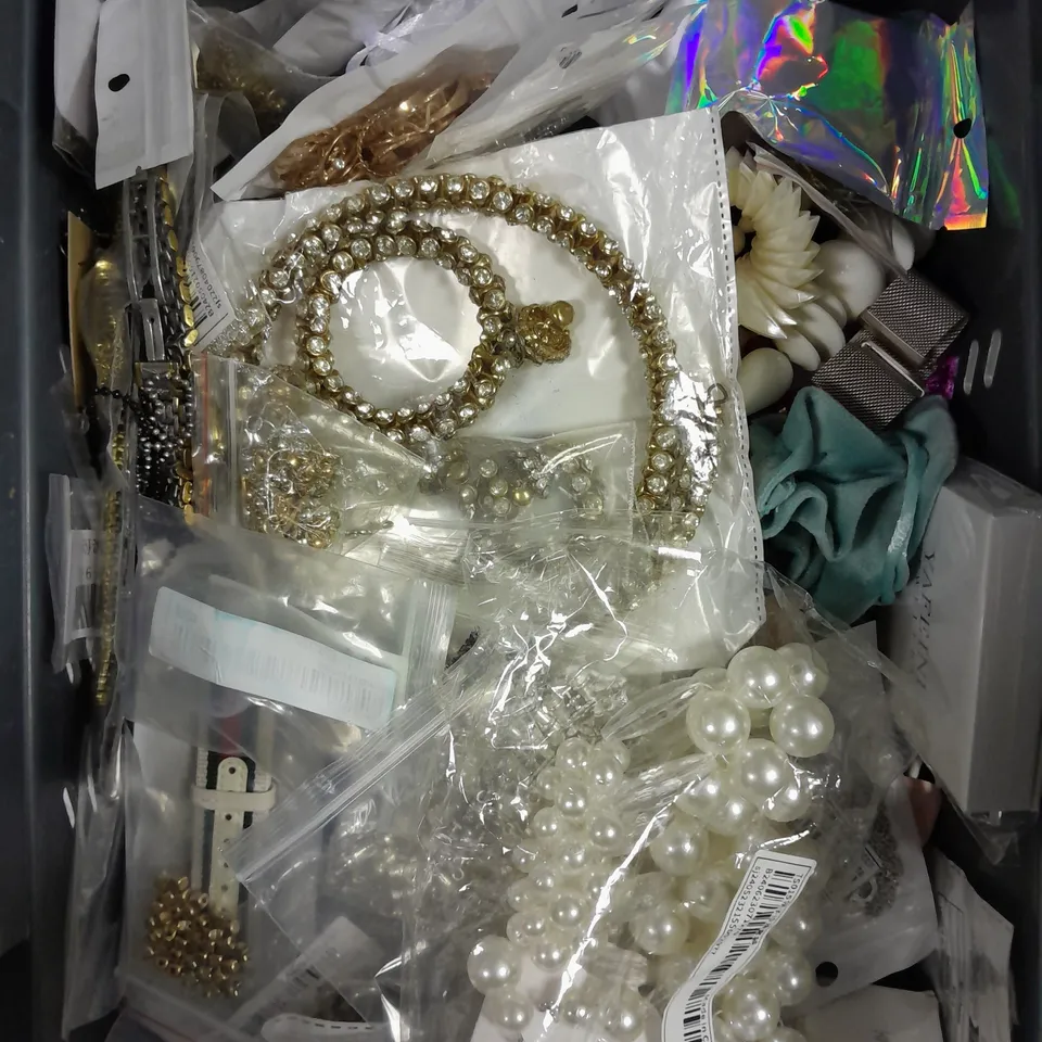 APPROXIMATELY 20 ASSORTED JEWELLERY PRODUCTS TO INCLUDE NECKLACES, EARRINGS, WATCHES ETC 