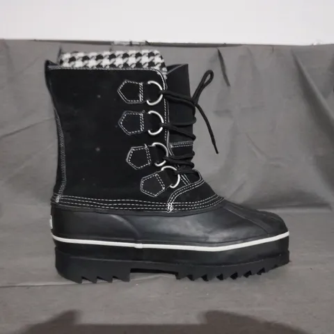 APPROXIMATELY 10 PAIRS OF SNOWY CREEK BLACK WINTER BOOTS IN SIZES 8, 10