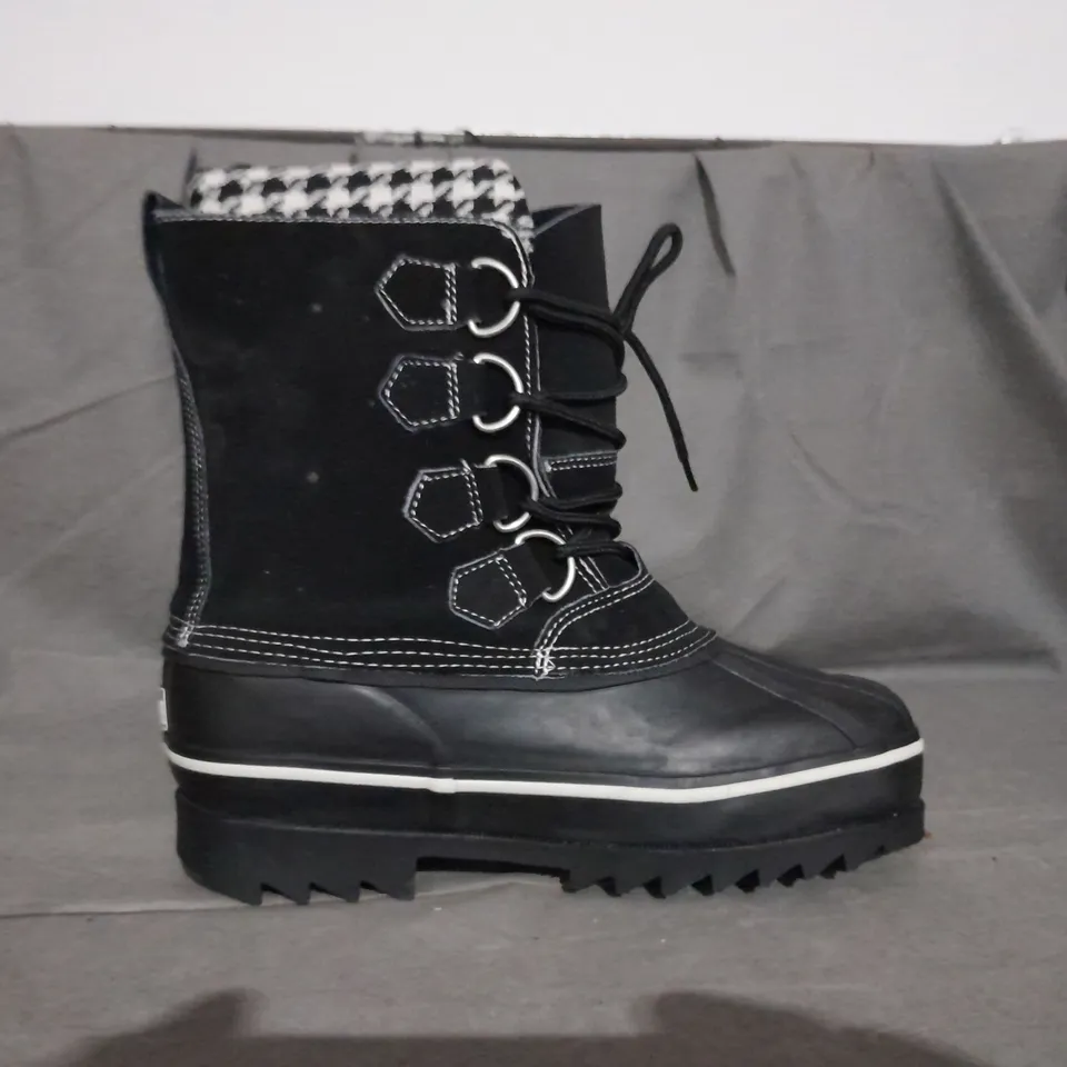 APPROXIMATELY 10 PAIRS OF SNOWY CREEK BLACK WINTER BOOTS IN SIZES 8, 10