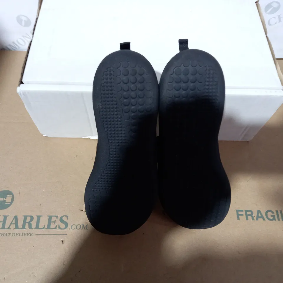 PAIR OF CLOUD STEPPERS BY CLARKS BLACK SHOES SIZE 3D