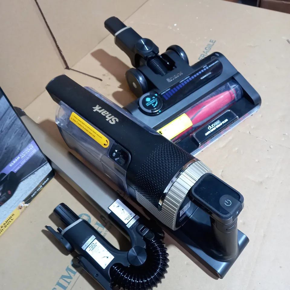 SHARK STRATOS CORDLESS VACUUM W/ANTI HAIR WRAP & CLEAN SENSE IQ IZ400UKT