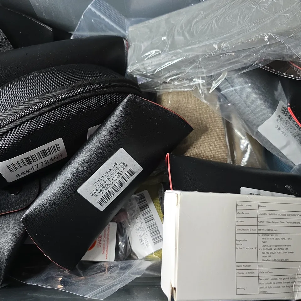 APPROXIMATELY 12 ASSORTED VISION CARE ITEMS TO INCLUDE - EYEWEAR GLASSES, CARRY CASES 