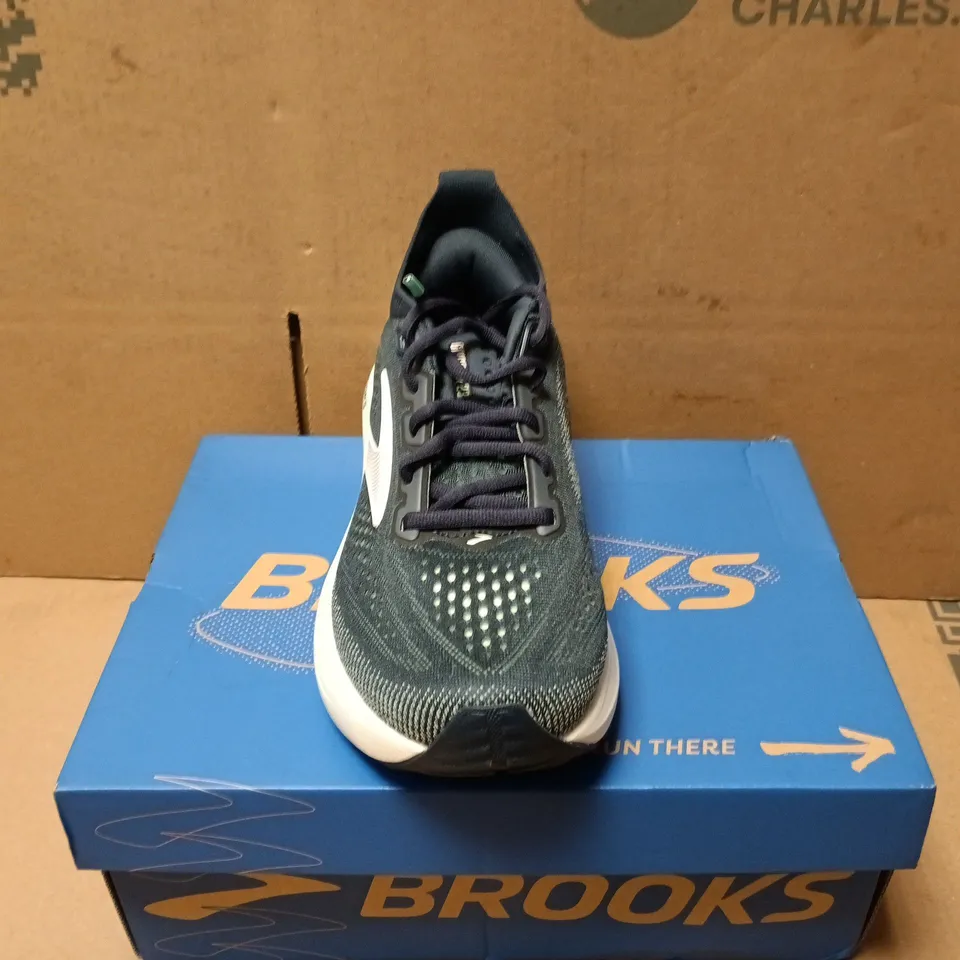 BOXED PAIR OF BROOKS GLYCERIN 23 TRAINERS IN NAVY - UK 4.5