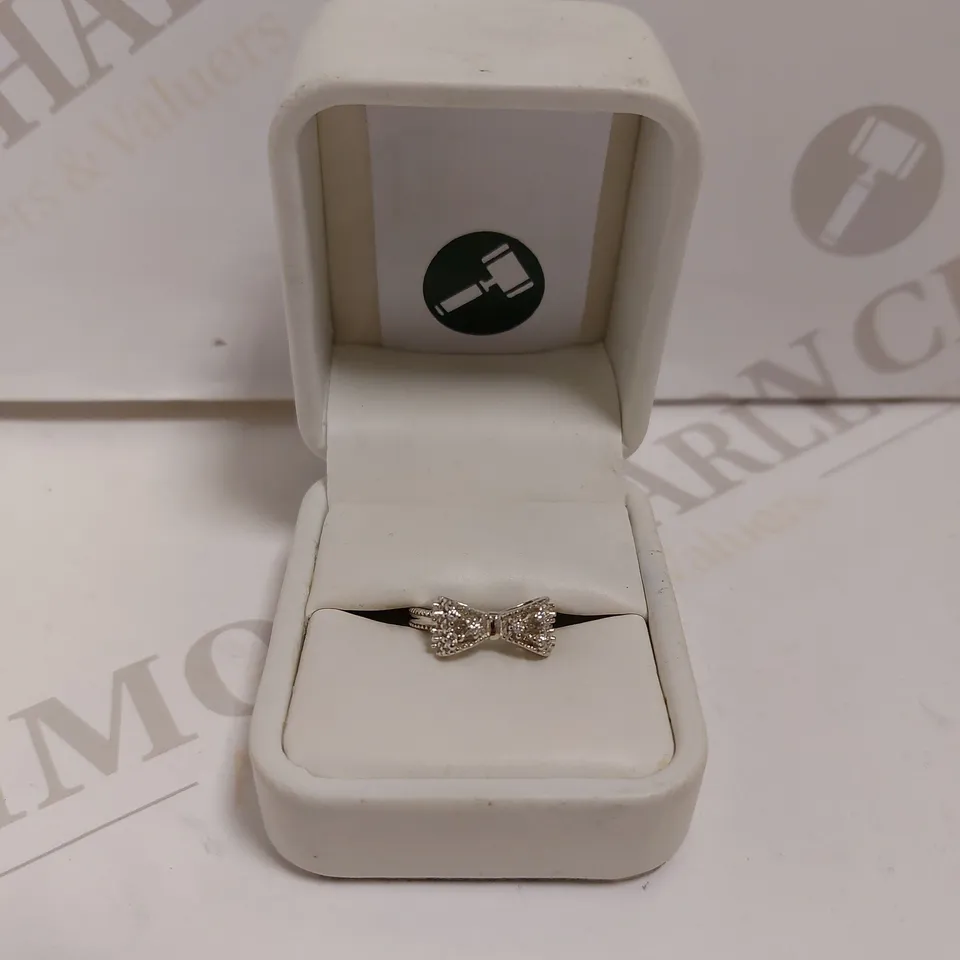 SILVER LOOP RING WITH BOW DETAIL