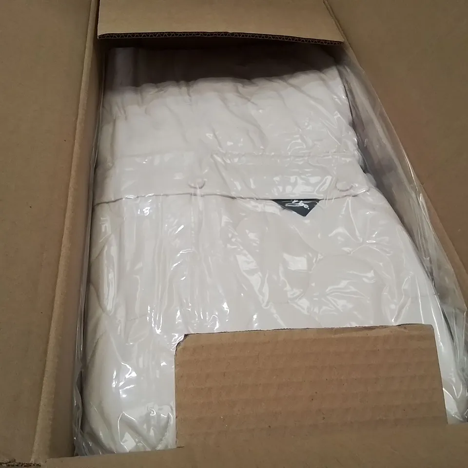 BOXED BRAND NEW APPROXIMATELY 5 SIMPLY BE QUILTED WHITE JACKET SIZE 20