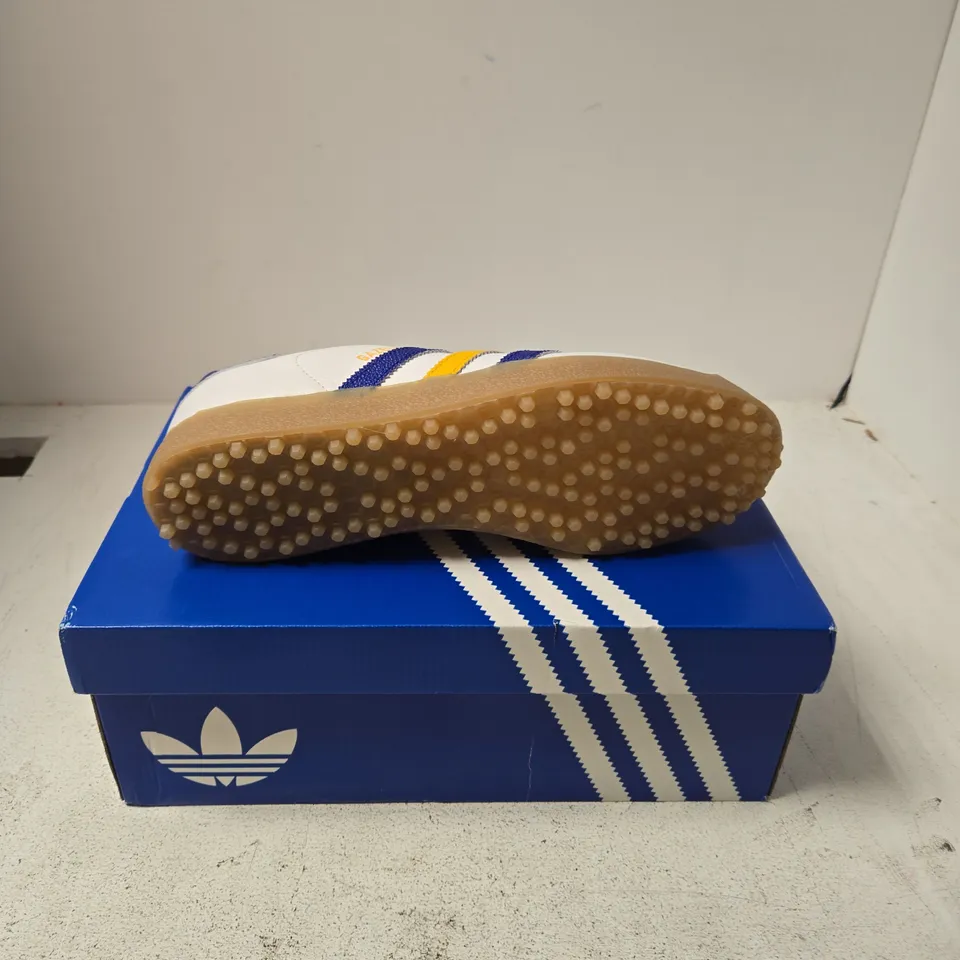 ADIDAS GAZELLE GOLF TRAINERS – WHITE WITH BLUE/YELLOW STRIPES, UK 9.5