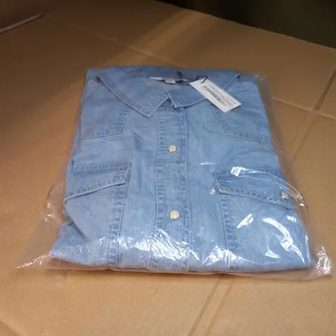 PACKAGED DOROTHY PERKINS LIGHT WASH DOUBLE POCKET DENIM SHIRT - SIZE 20